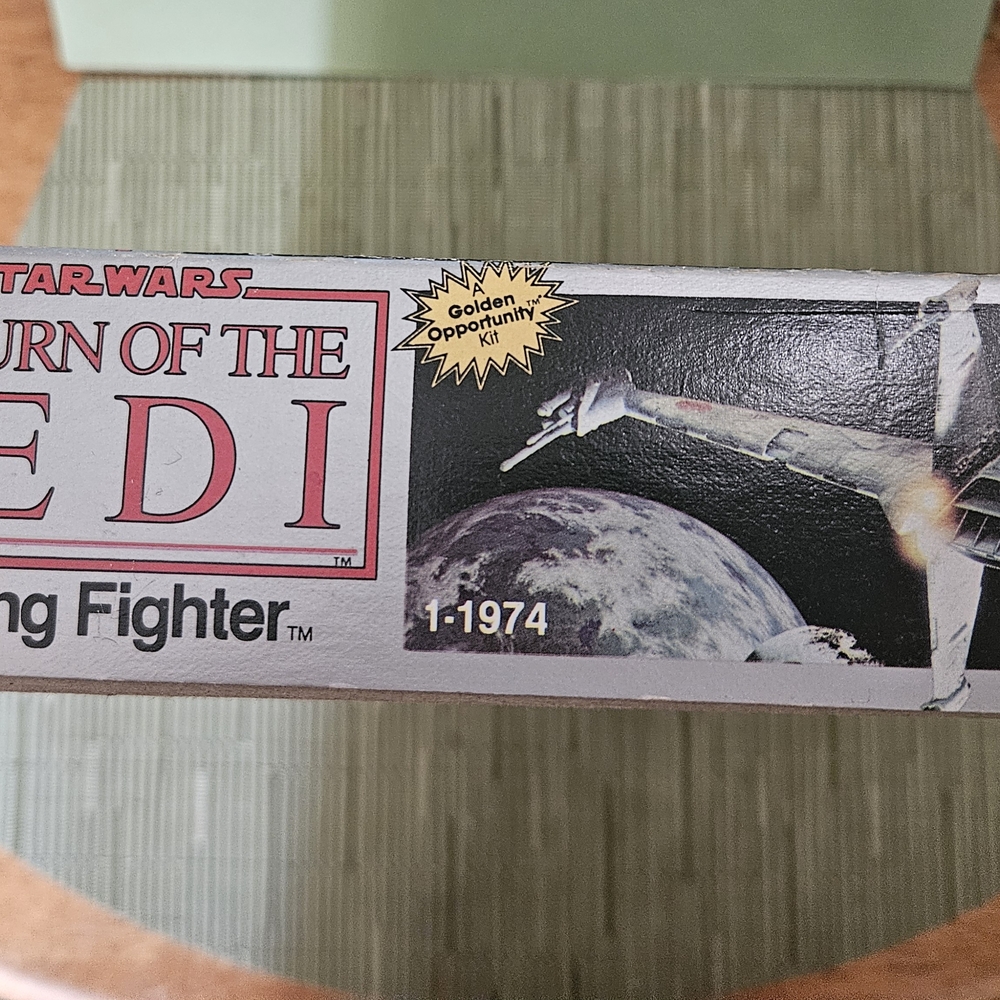 Star Wars B-Wing Fighter Model Kit - Picture 3 of 6